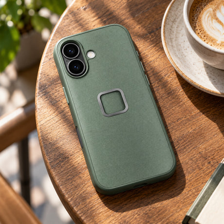 Peak Design Everyday Fabric Case – iPhone 17 Standard – Sage – ilustračné foto (AI)