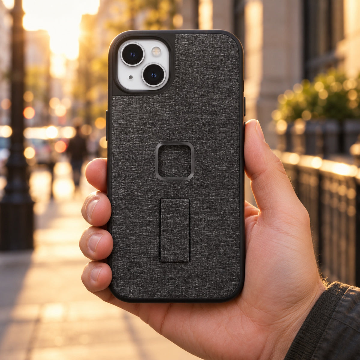 Peak Design Everyday Loop Case iPhone 14 Plus – Charcoal – ilustračné foto (AI)