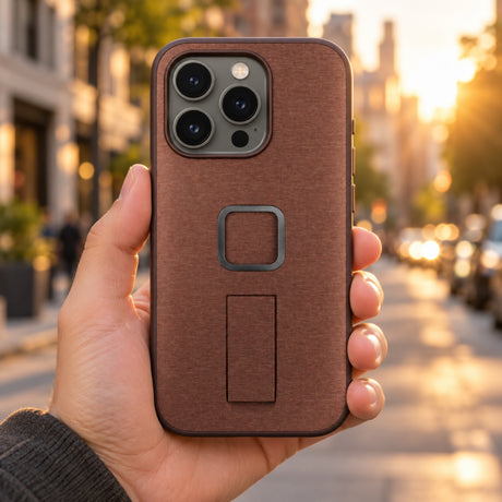 Peak Design Everyday Loop Case iPhone 15 Pro Max v2 – Redwood – ilustračné foto (AI)