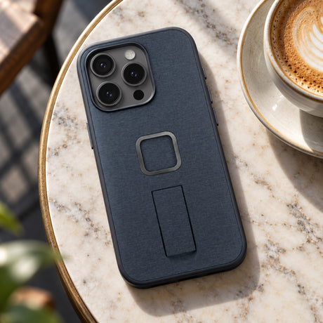 Peak Design Everyday Loop Case iPhone 15 Pro v2 – Midnight – ilustračné foto (AI)