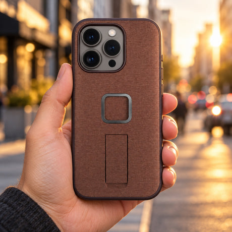 Peak Design Everyday Loop Case iPhone 15 Pro v2 – Redwood – ilustračné foto (AI)