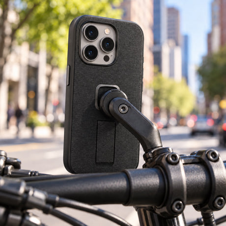 Peak Design Everyday Loop Case iPhone 16 Pro – Charcoal – ilustračné foto (AI)