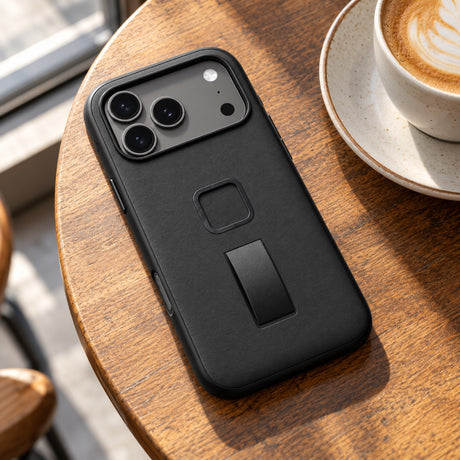Peak Design Everyday Loop Case Slimlink iPhone 18 Pro Max – Black Clarino – ilustračné foto (AI)