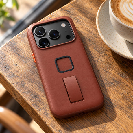 Peak Design Everyday Loop Case Slimlink iPhone 18 Pro – Redwood Clarino – ilustračné foto (AI)