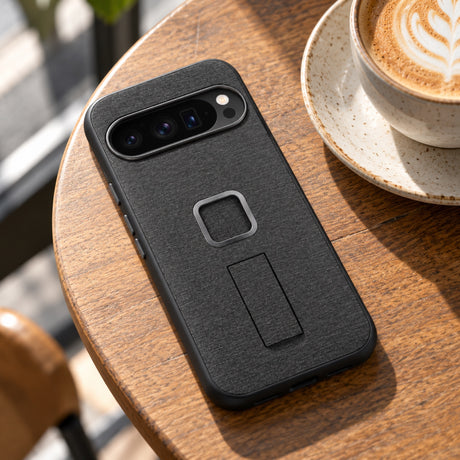 Peak Design Everyday Loop Case Google Pixel 9 Pro – Charcoal – ilustračné foto (AI)