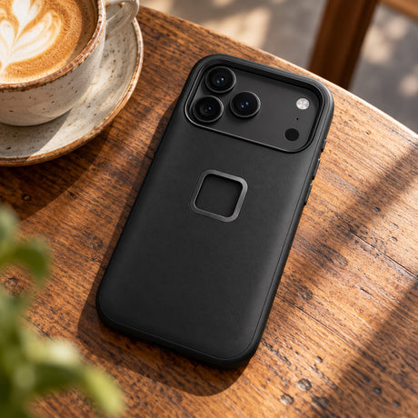 Peak Design GNAR Case – iPhone 17 Pro – čierna – ilustračné foto (AI)