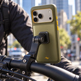 Peak Design GNAR Case – iPhone 17 Pro Max – Kelp – ilustračné foto (AI)