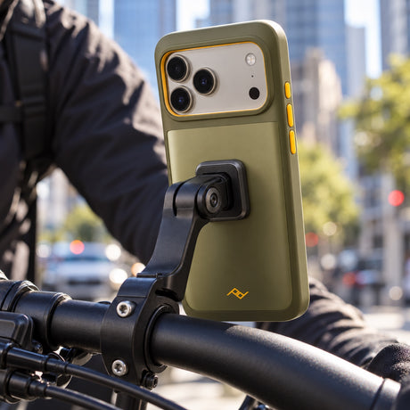 Peak Design GNAR Case – iPhone 17 Pro Max – Kelp – ilustračné foto (AI)