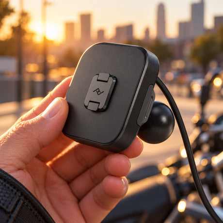 Peak Design Motorcycle Mount 1" Ball Adapter Locking & Charging – čierna – ilustračné foto (AI)