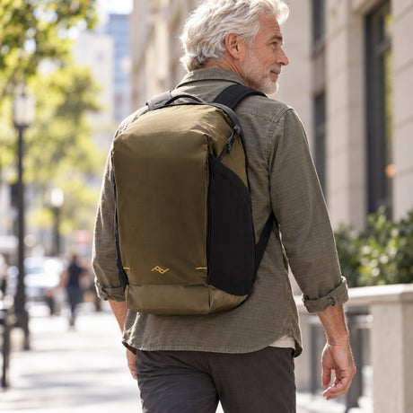 Peak Design Outdoor Backpack 18L Zip – Kelp – ilustračné foto (AI)