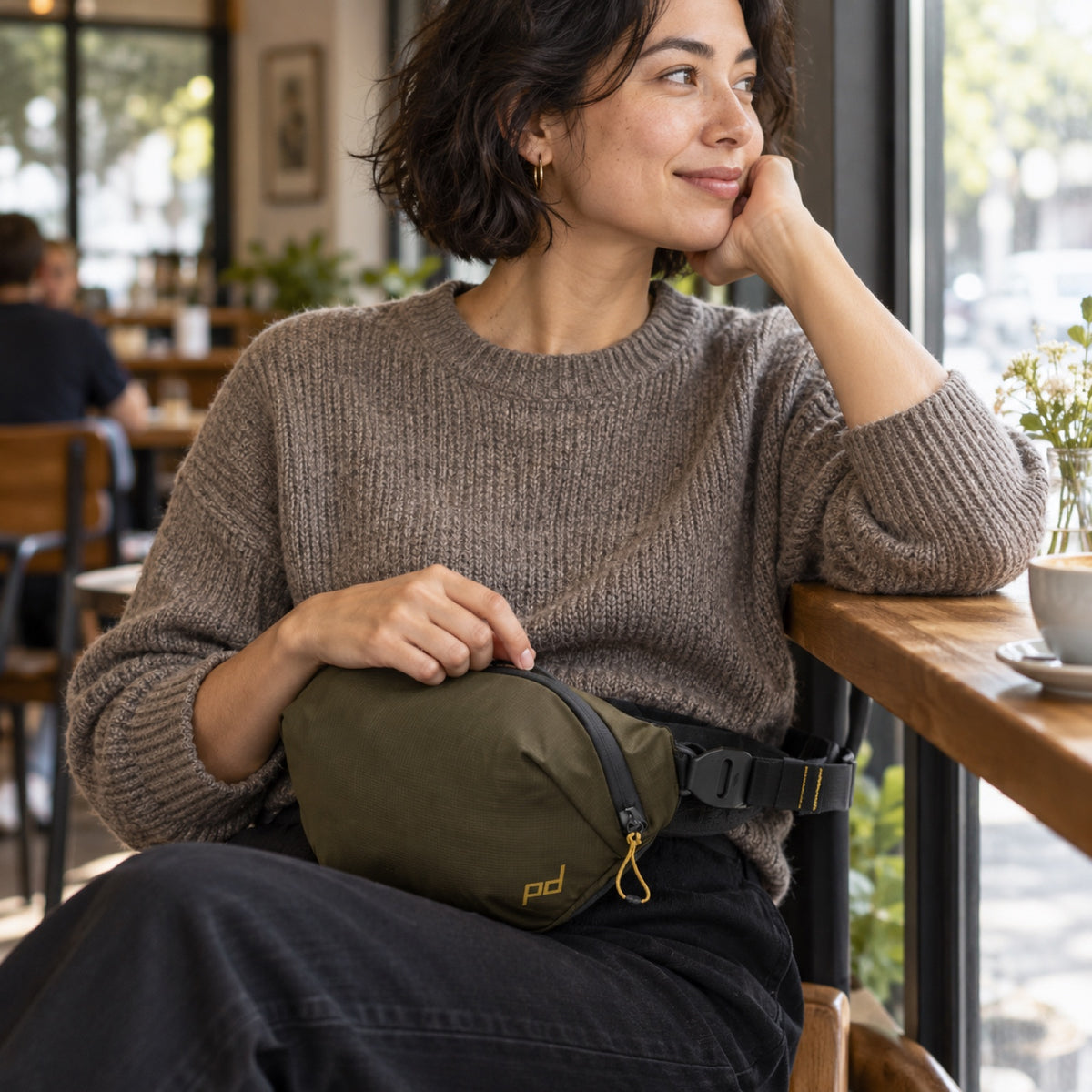 Peak Design Outdoor Sling 2L – Kelp – illustrative photo (AI)