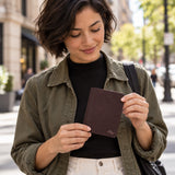Peak Design Passport Wallet – Eclipse – ilustračné foto (AI)