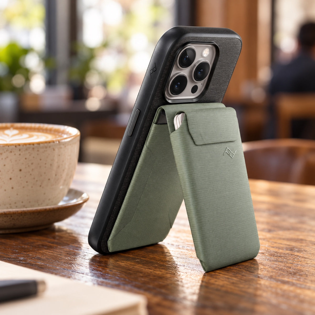 Peak Design Wallet Stand – Sage – ilustračné foto (AI)