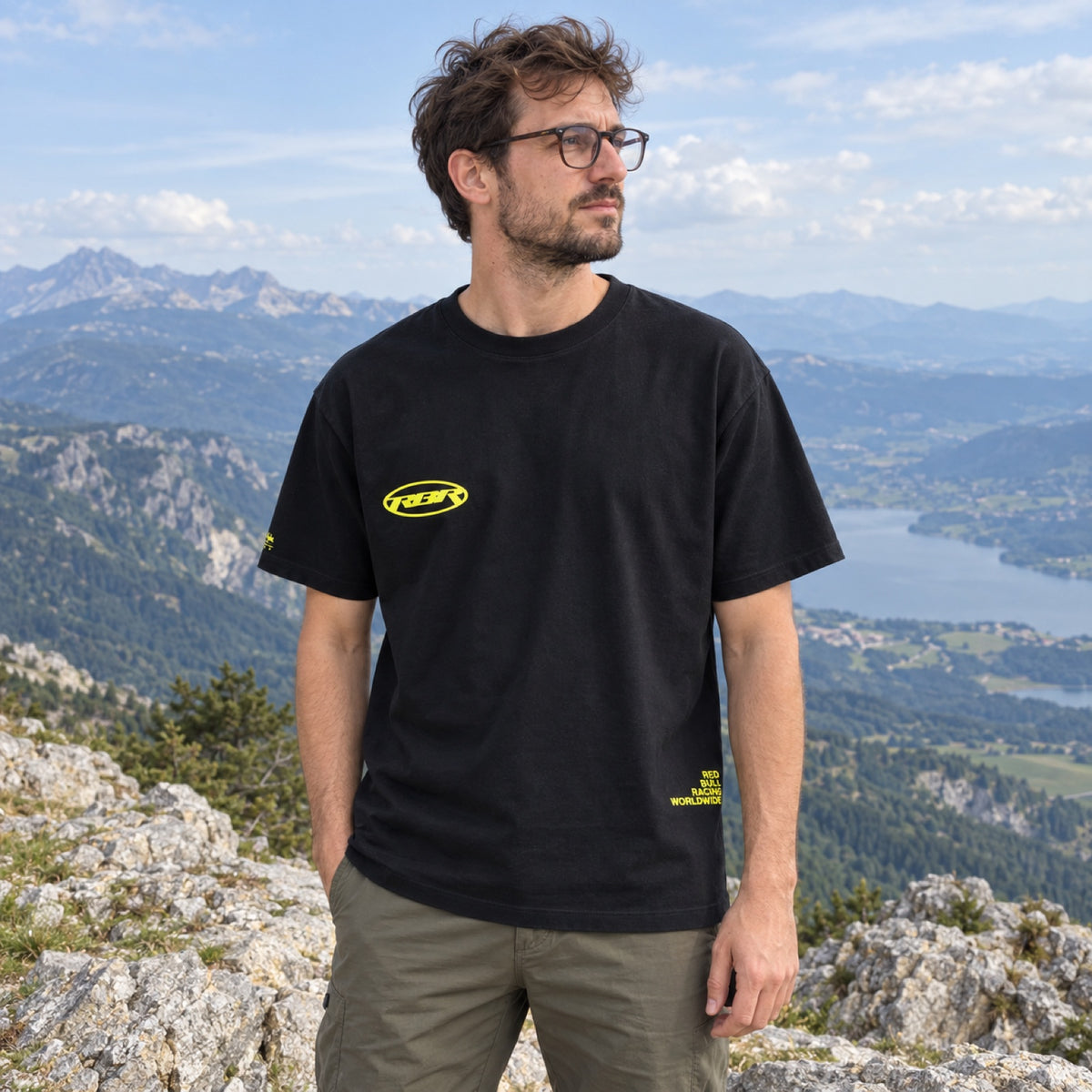 Pepe Jeans x Red Bull Racing Worldwide Casual T-Shirt – Black – ilustrační foto (AI)