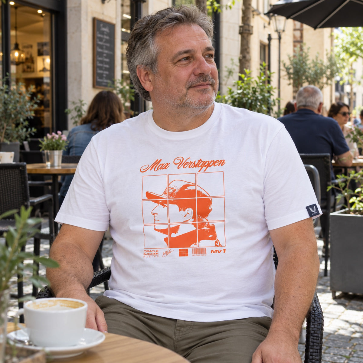 Oracle Red Bull Racing Max Verstappen MV1 T-Shirt – White – ilustrační foto (AI)