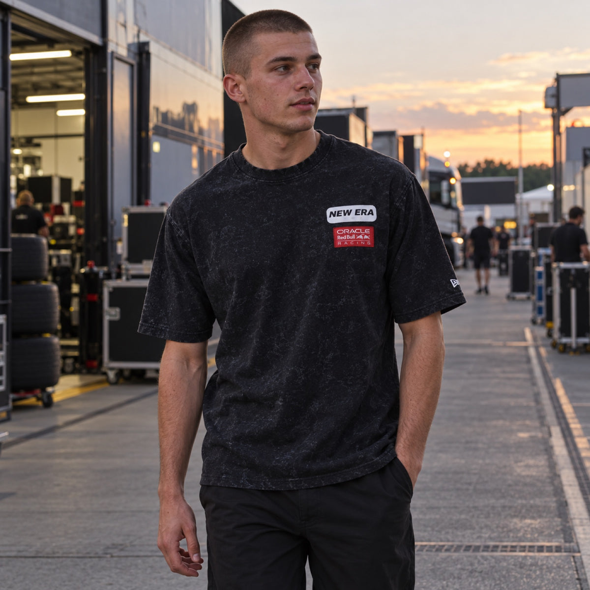 Oracle Red Bull Racing NE LINEAR Casual T-Shirt – Black, Oversized – ilustrační foto (AI)