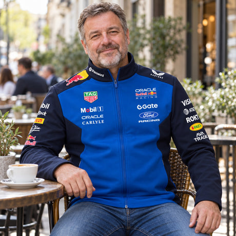 Tímová softshellová bunda Oracle Red Bull Racing s logami sponzorov – ilustračné foto (AI)