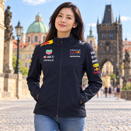 Tímová softshellová bunda Oracle Red Bull Racing s logami sponzorov – ilustračné foto (AI)