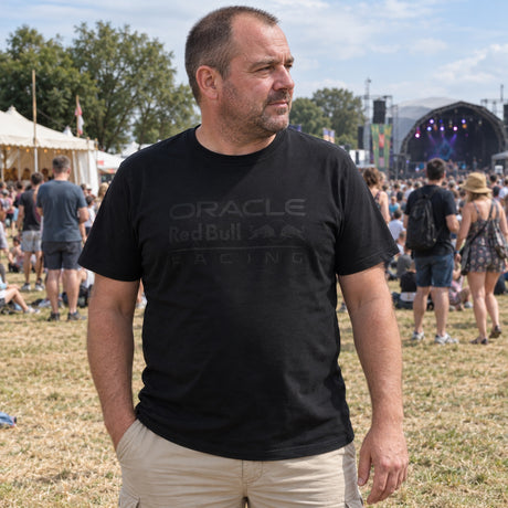 Oracle Red Bull Racing TONAL Edition T-Shirt with Logo – Black – ilustrační foto (AI)