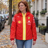 Tímová bunda Scuderia Ferrari F1 PRO – červená – ilustračné foto 2 (AI)