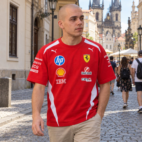 Scuderia Ferrari F1 x Puma T-Shirt with Sponsor Logos – DRIVERS Edition – ilustrační foto (AI)