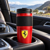 Cestovný hrnček Scuderia Ferrari F1 s logom – ilustračné foto (AI)