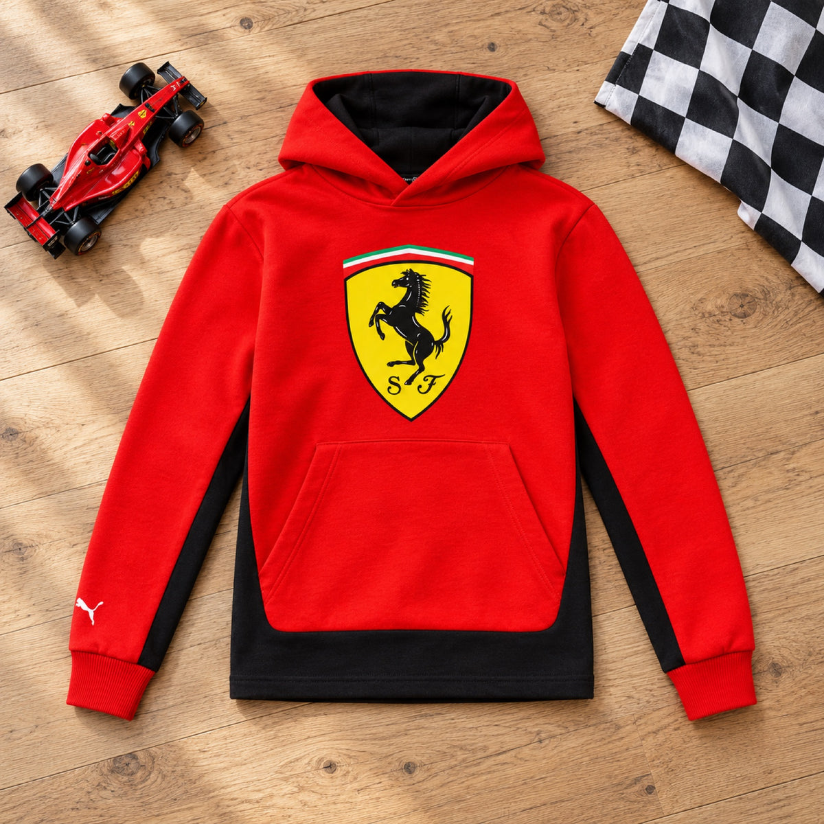 Detská voľnočasová mikina s kapucňou Scuderia Ferrari F1 s veľkým logom – červená – 128 cm – ilustračné foto (AI)