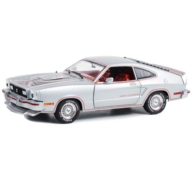Model Ford Mustang II King Cobra v striebornej metalíze s červeno-čiernymi pruhmi – 1:18 Greenlight