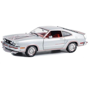 Model Ford Mustang II King Cobra v striebornej metalíze s červeno-čiernymi pruhmi – 1:18 Greenlight