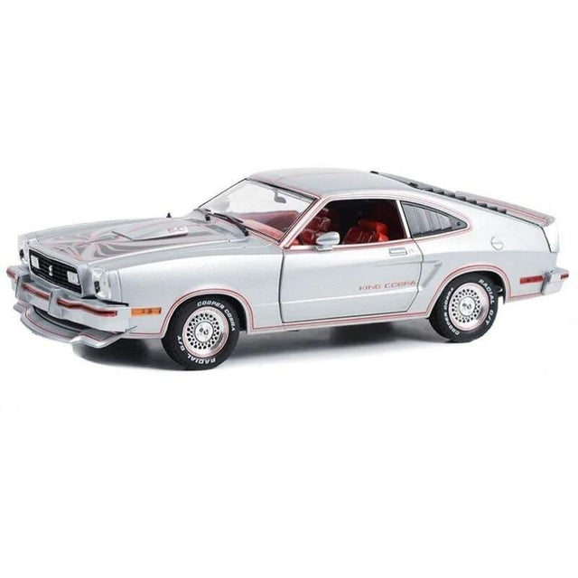 Model Ford Mustang II King Cobra v striebornej metalíze s červeno-čiernymi pruhmi – 1:18 Greenlight