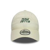 Šiltovka Carlos Sainz TEAMFIFTY5 New Era 9TWENTY – krémovobiela