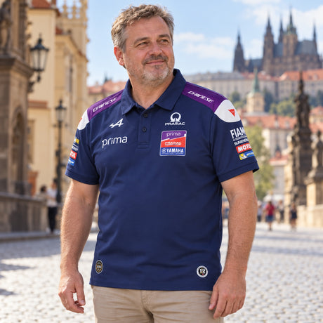 Tímová polokošeľa Yamaha Pramac s logami sponzorov – ilustračné foto (AI)